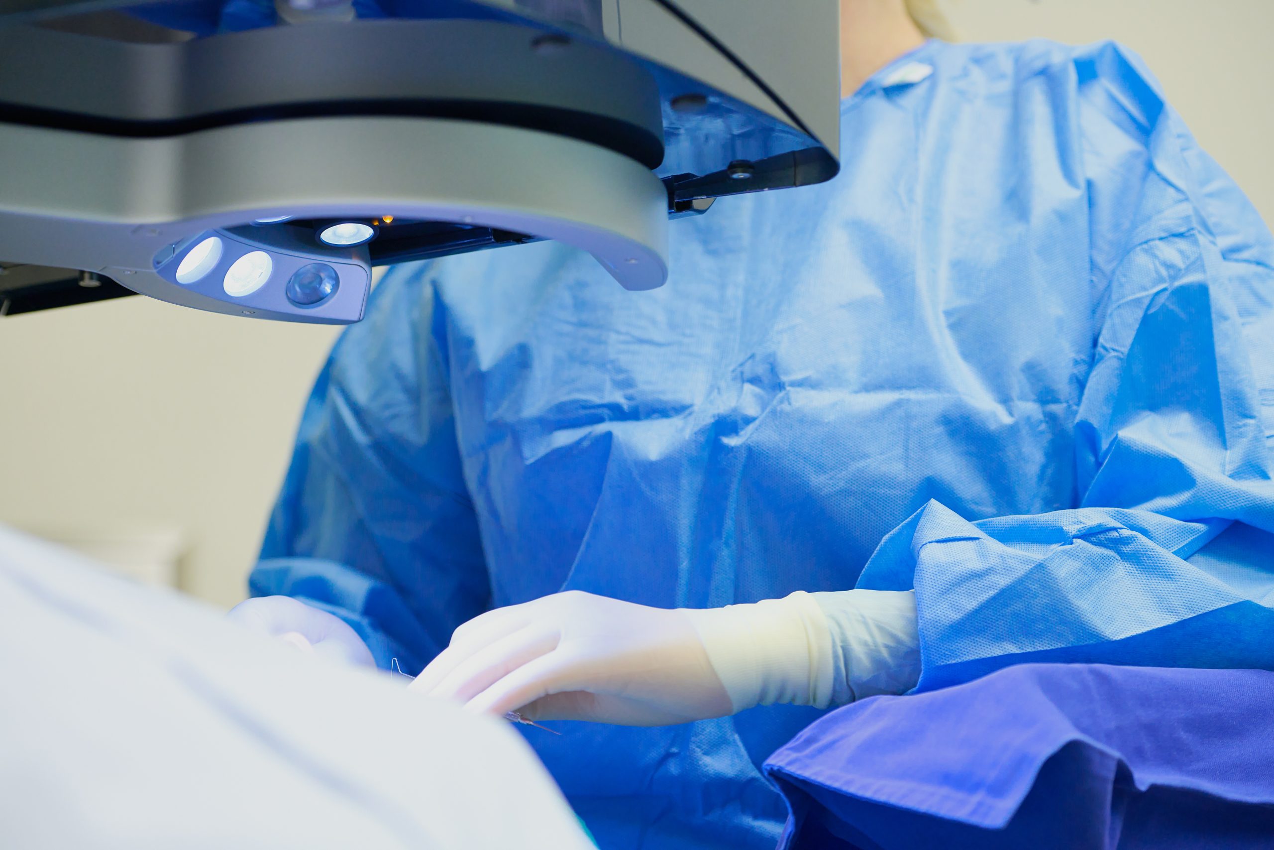 Zabiegi medycyny estetycznej, korekcja powiek, laserowa korekcja oczu. Bariatria i liposukcja. Zespół operacyjny. Blok, sale operacyjne. Pacjent i lekarz.