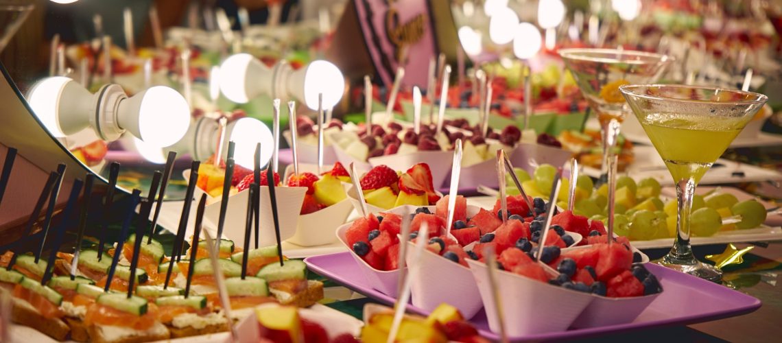 Mesa de festa com alimentos saudáveis para quem tem refluxo.