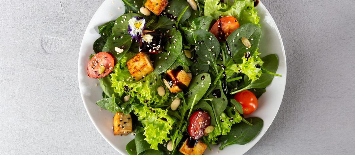 Prato colorido com alimentos saudáveis para uma boa saúde digestiva.