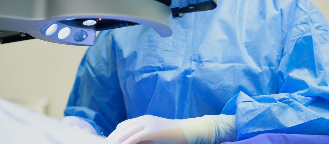 Zabiegi medycyny estetycznej, korekcja powiek, laserowa korekcja oczu. Bariatria i liposukcja. Zespół operacyjny. Blok, sale operacyjne. Pacjent i lekarz.