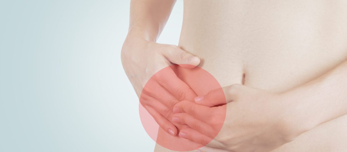 Dolore alla pancia con mani sopra